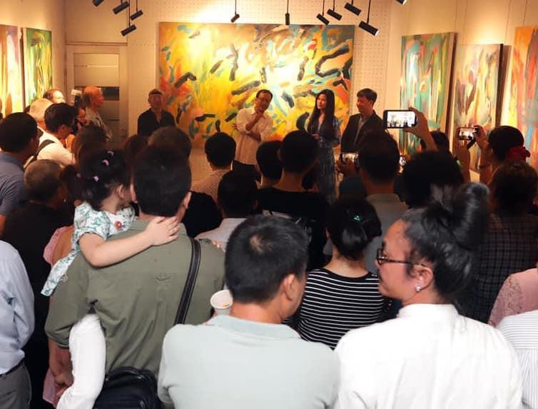 Khán giả xem tranh trong triển lãm “Ứng tác” của Bùi Quang Viễn tháng 7/2022. Khán giả xem tranh trong triển lãm “Ứng tác” của Bùi Quang Viễn tháng 7/2022.