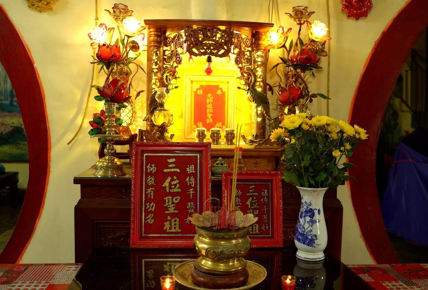 Bên trong Chính điện là nơi có bàn thờ ông Tổ nghề Sân khấu Bên trong Chính điện là nơi có bàn thờ ông Tổ nghề Sân khấu