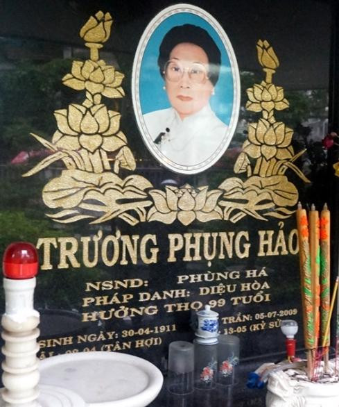 Bia mộ của NSND Phùng Há Bia mộ của NSND Phùng Há