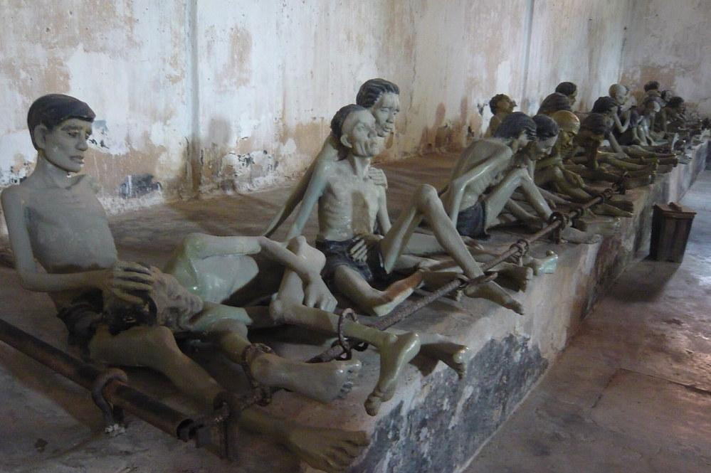 Tượng sáp mô phỏng những người tù bị giam cầm tại trại giam Phú Hải Tượng sáp mô phỏng những người tù bị giam cầm tại trại giam Phú Hải