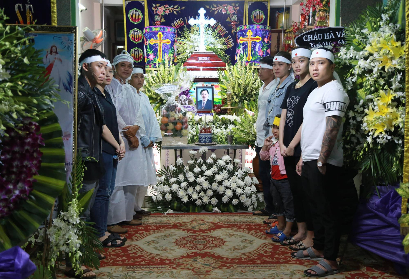 Con cháu trước linh cữu của "Vua nhạc sến"