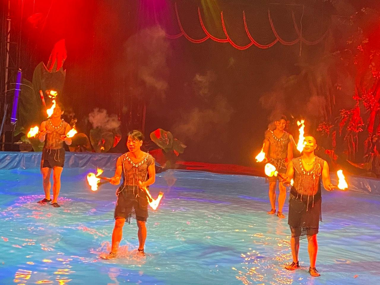 Các diễn viên biểu diễn trên sân khấu nước Các diễn viên biểu diễn trên sân khấu nước