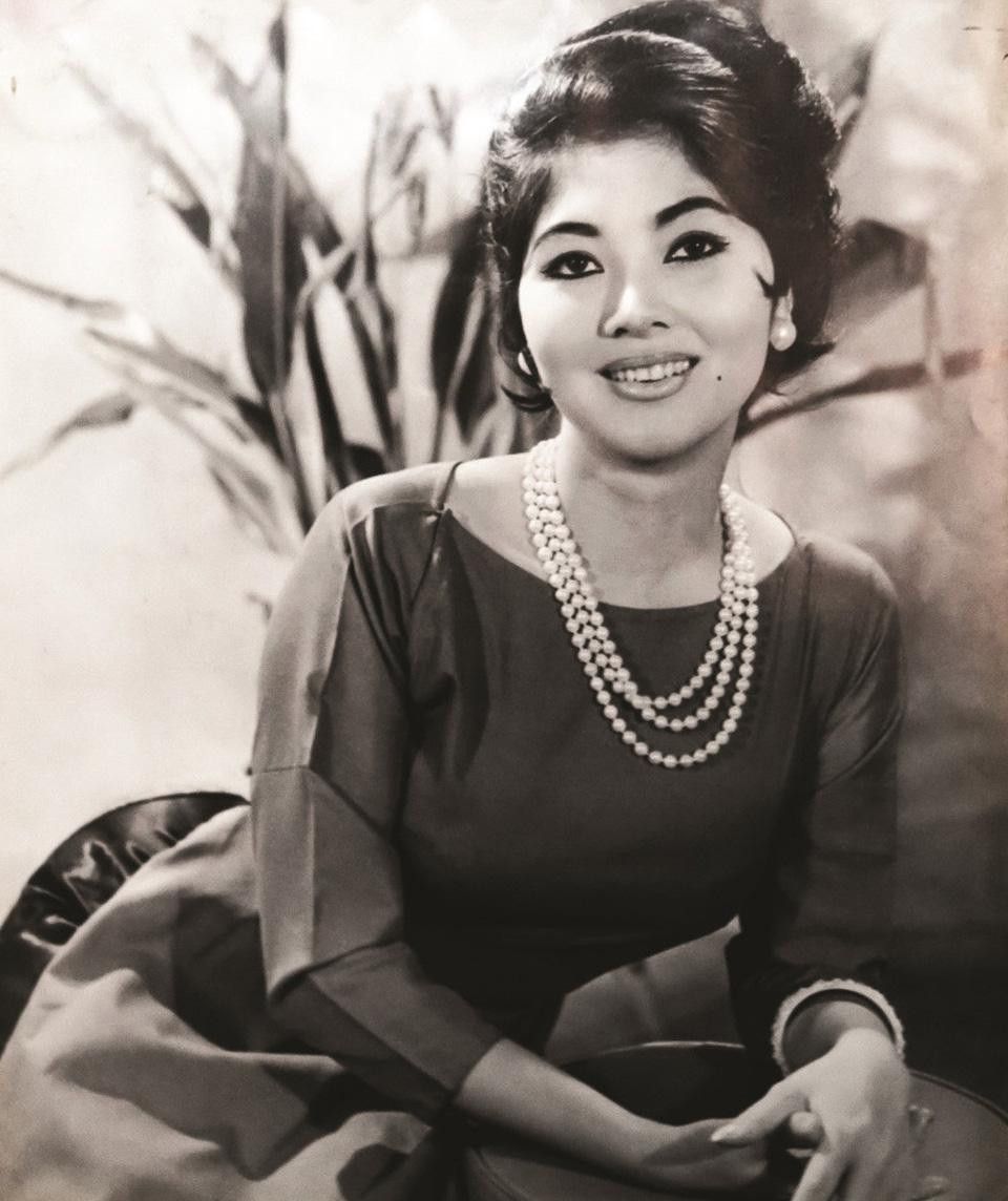 Thẩm Thuý Hằng qua tay máy Đinh Tiến Mậu Thẩm Thuý Hằng qua tay máy Đinh Tiến Mậu