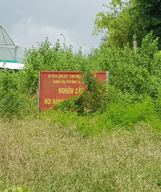 Cỏ cây bao quanh bảng cấm với nội dung bảo vệ di tích Lò gốm Hưng Lợi. Cỏ cây bao quanh bảng cấm với nội dung bảo vệ di tích Lò gốm Hưng Lợi.