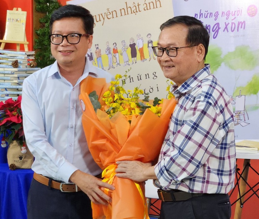 Nguyễn Nhật Ánh nhận hoa chúc mừng từ NXB Trẻ. Nguyễn Nhật Ánh nhận hoa chúc mừng từ NXB Trẻ.