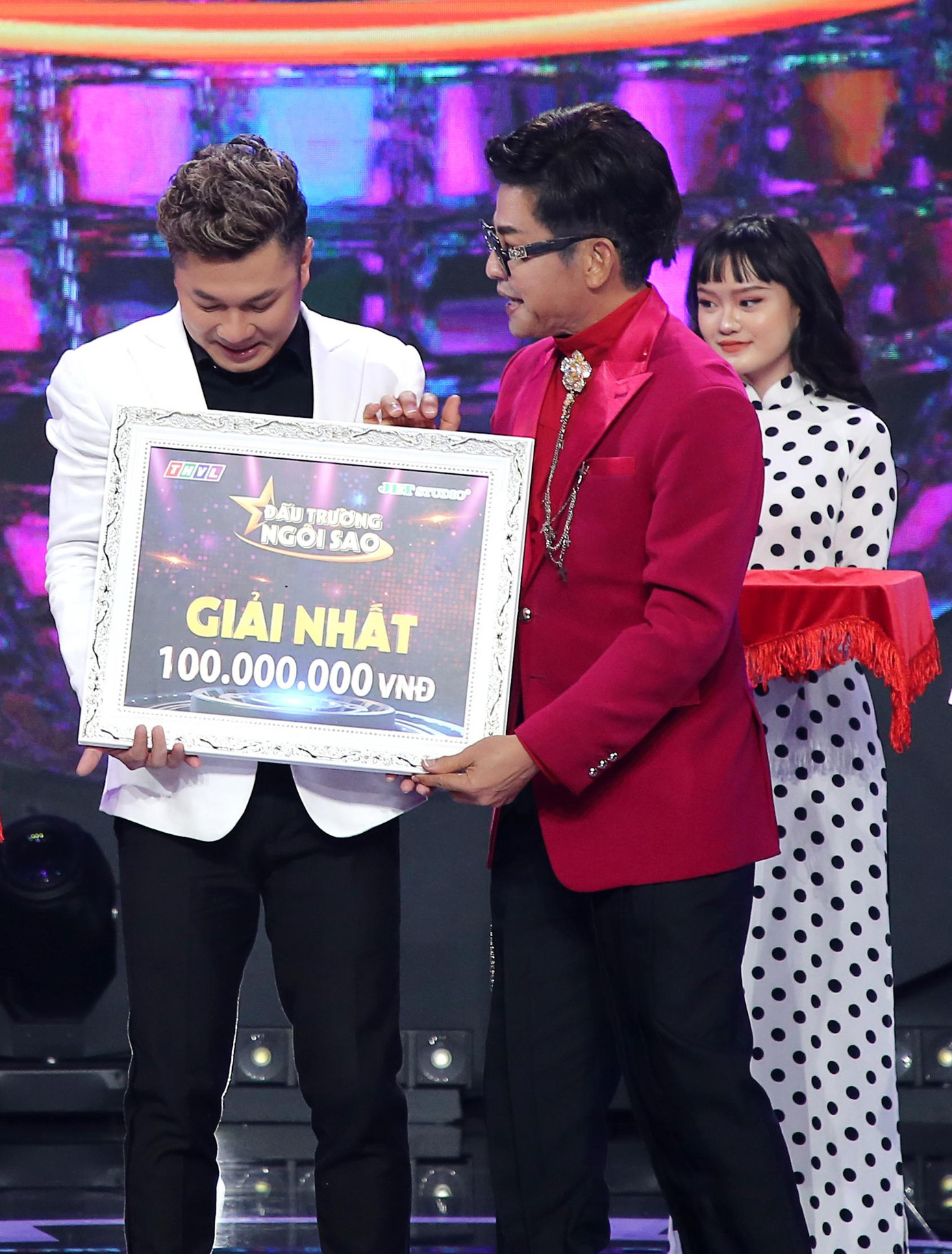 Giám khảo Thanh Bạch trao giải Nhất cho ca sỹ Lâm Vũ