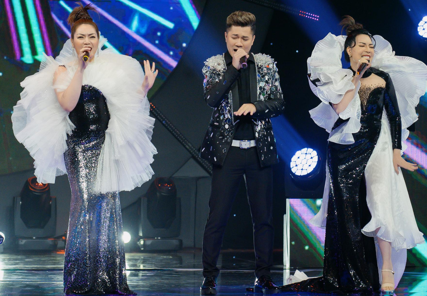 Lâm Vũ, Tuyết Mai và Xuân Nghi trong liên khúc "Có nhớ đêm nào" và "Đêm huyền diệu"