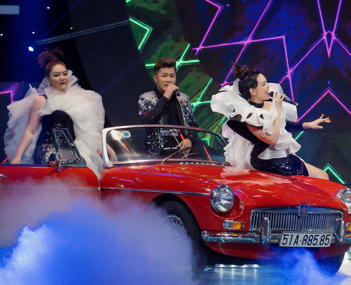 Với phần trình diễn cùng đạo cụ là chiếc xe cổ, đội Lâm Vũ đã làm bùng nổ khán phòng