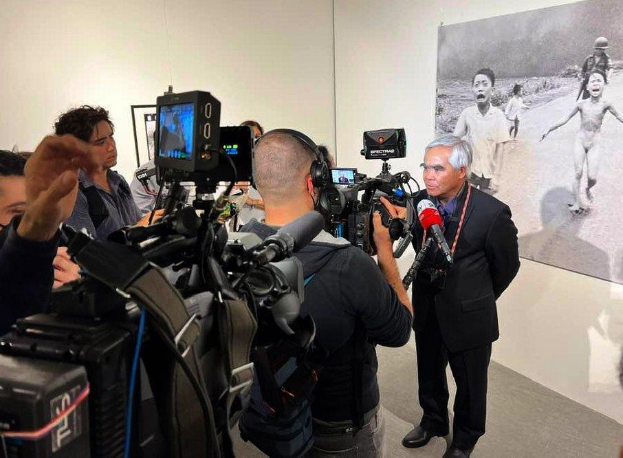 Nick Út trả lời phỏng vấn báo chí (Ảnh NVCC)