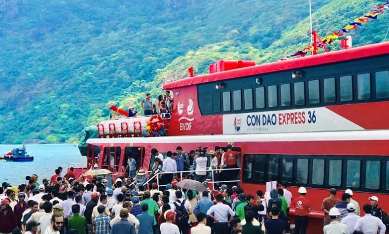 Tàu cao tốc đón khách tại Côn Đảo