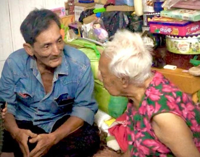 Thương Tín tới thăm nghệ sĩ Hoa Dạ Lan. Ảnh: NVCC.