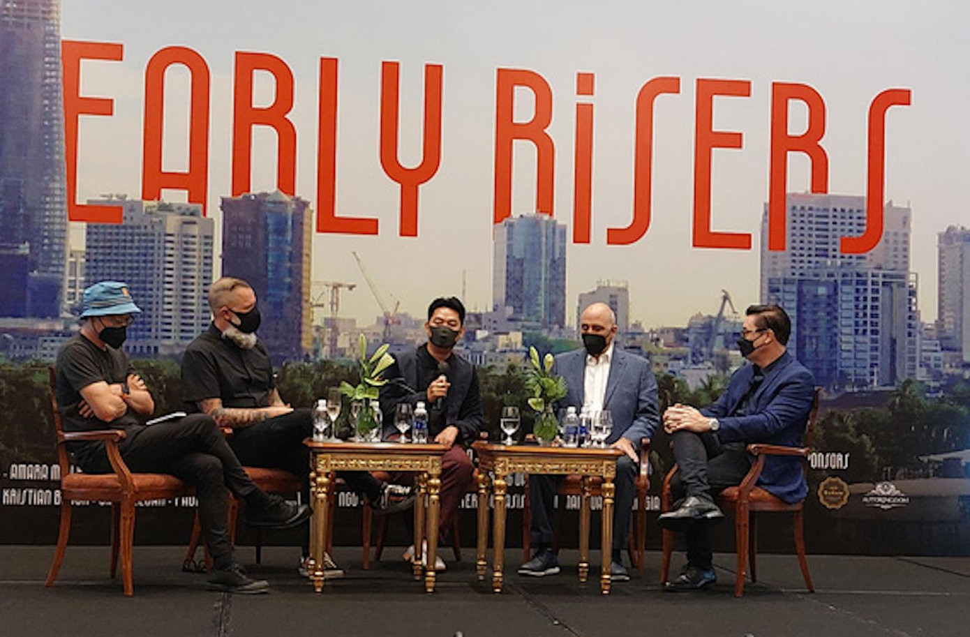 Một số thành viên trong ê kíp sản xuất phim "Early Risers" Một số thành viên trong ê kíp sản xuất phim "Early Risers"