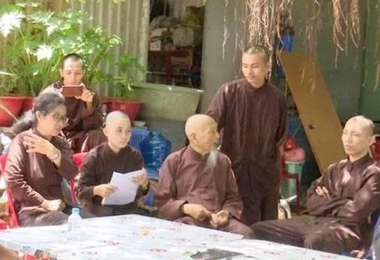 Bị cáo Lê Tùng Vân và một số người tại Tịnh thất Bồng Lai (Ảnh TL)