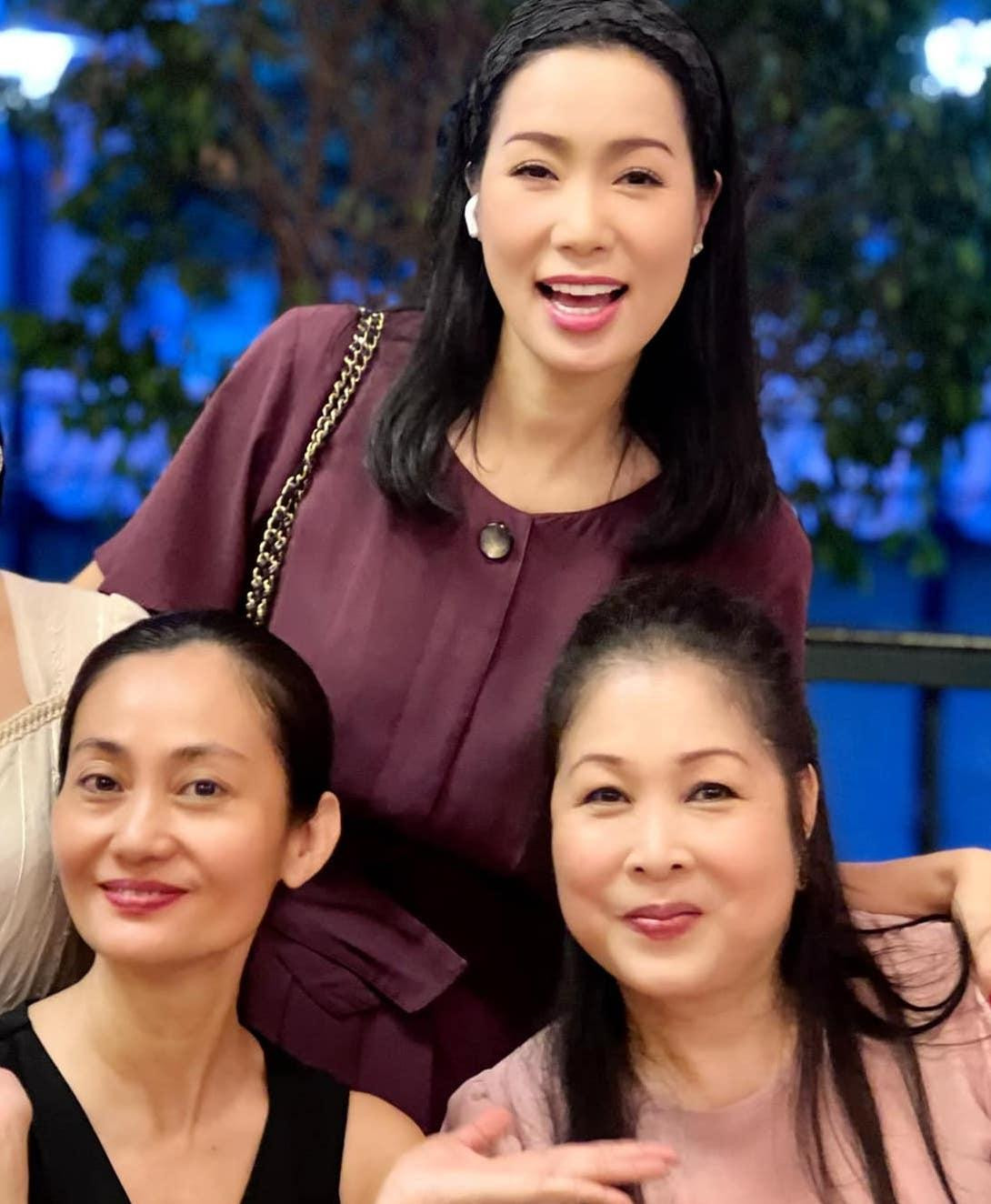 NSND Hồng Vân, NSƯT Trịnh Kim Chi và NS Hạnh Thuý cùng chụp chung tấm hình lưu niệm (Ảnh FBNV) NSND Hồng Vân, NSƯT Trịnh Kim Chi và NS Hạnh Thuý cùng chụp chung tấm hình lưu niệm (Ảnh FBNV)