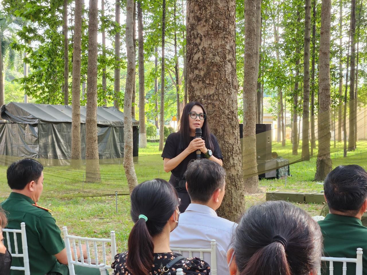 NTK Minh Hạnh chia sẻ về người lính và lụa NTK Minh Hạnh chia sẻ về người lính và lụa
