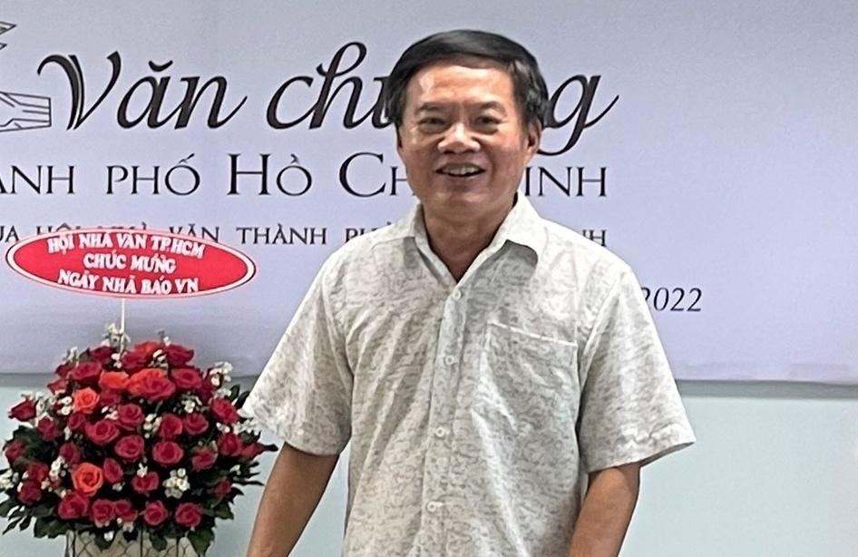 Nhà văn Bùi Anh Tấn phát biểu tại lễ ra mắt Nhà văn Bùi Anh Tấn phát biểu tại lễ ra mắt