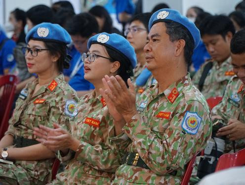 Các chiến sỹ "Mũ nồi xanh" tại triển lãm