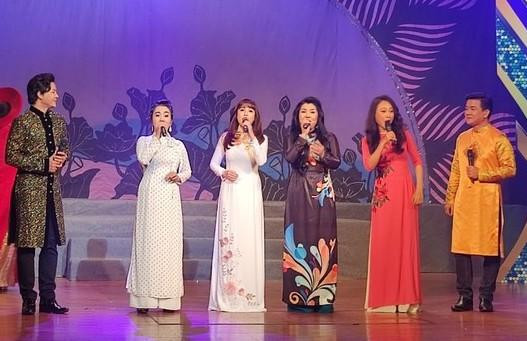 Các tài năng sân khấu cải lương trong cuộc thi “Tài năng diễn viên sân khấu Cải lương Trần Hữu Trang” năm 2020