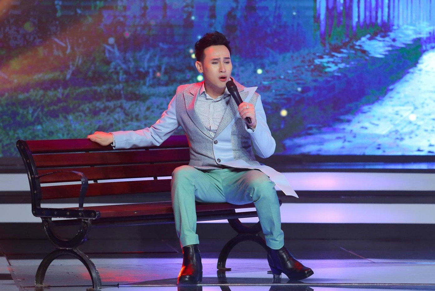 Nguyên Vũ trong liveshow "Người kể chuyện tình" Nguyên Vũ trong liveshow "Người kể chuyện tình"