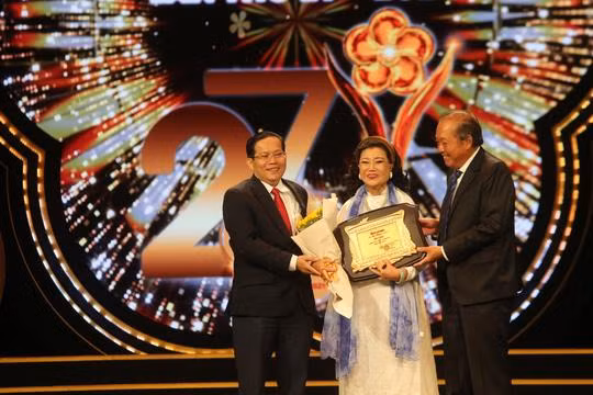 NSND Kim Cương nhận giải