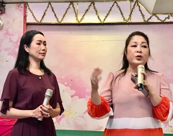 NSND Hồng Vân trao đổi với mọi người về những thay đổi của sân khấu Hồng Vân (Ảnh FBNV) NSND Hồng Vân trao đổi với mọi người về những thay đổi của sân khấu Hồng Vân (Ảnh FBNV)