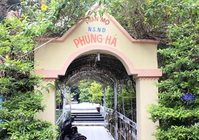 Cổng vào khuôn viên phần mộ của NSND Phùng Há, người có công lớn trong việc vận động xây dựng Chùa Nghệ sỹ Cổng vào khuôn viên phần mộ của NSND Phùng Há, người có công lớn trong việc vận động xây dựng Chùa Nghệ sỹ