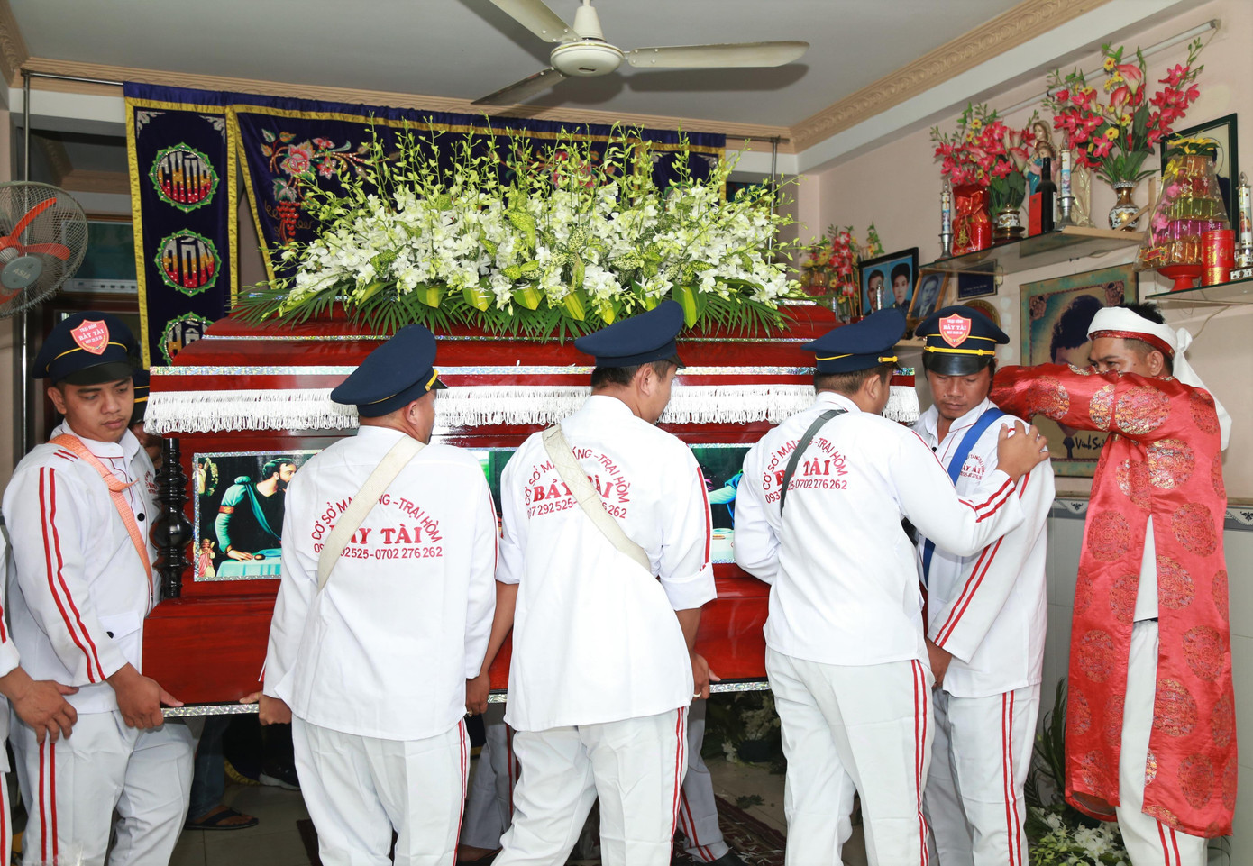 Linh cữu Vinh Sử được đưa ra xe