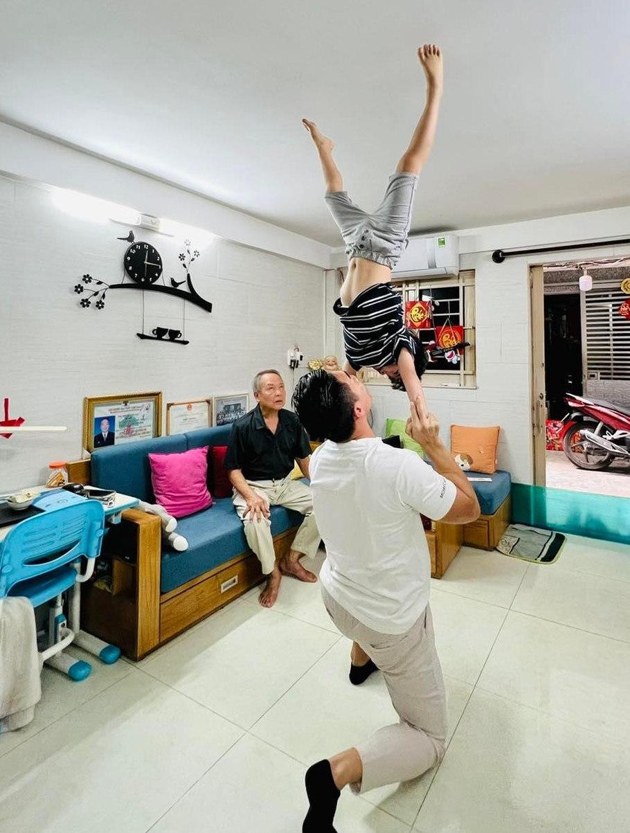 Quốc Cơ giới thiệu con trai mình cho thầy