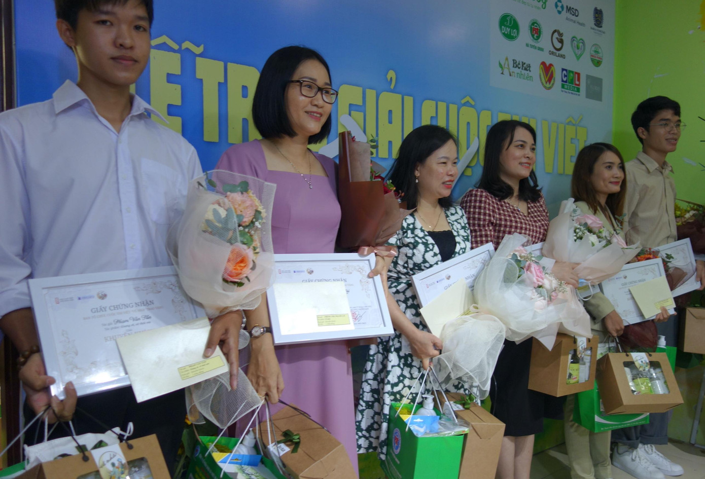 Các tác giả đoạt giải khuyến khích của cuộc thi Các tác giả đoạt giải khuyến khích của cuộc thi