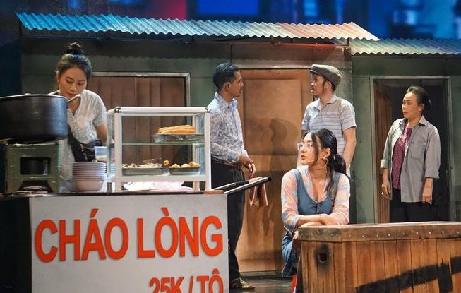 Hình ảnh xóm nghèo trong vở "Lạc giữa biển người" (Ảnh BTC) Hình ảnh xóm nghèo trong vở "Lạc giữa biển người" (Ảnh BTC)