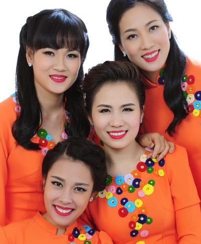 Ngọc Mai (dưới cùng) trong nhóm Mặt Trời Mới