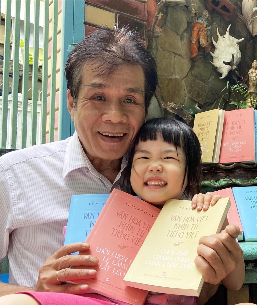 Nhà thơ Lê Minh Quốc và con trong một lần ra mắt sách (Ảnh NVCC)