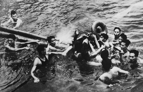 Tự vệ Hà Nội bắt sống phi công Mỹ John McCain tại hồ Trúc Bạch