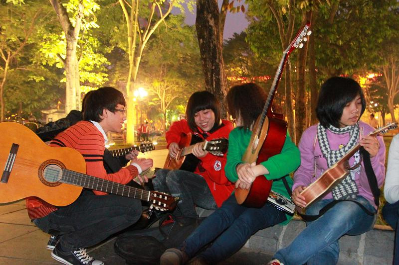 Đêm tối vẫn say mê chơi đàn