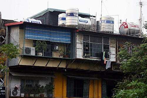 Những chiếc lồng sắt “bấu víu” khắp chung cư để tồn tại