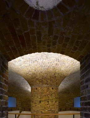 Ánh sáng mặt trời cũng có thể chiếu vào bên trong lô cốt. Ánh sáng mặt trời cũng có thể chiếu vào bên trong lô cốt