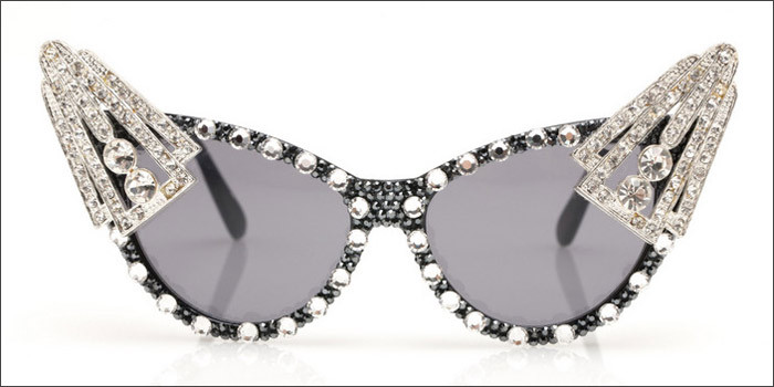 Kính chuồn đính đá quý màu vàng có giá 280 đô la Mỹ Kính mắt màu xám ghi với viền hoa nhựa tinh tế sang trọng có giá 400 đô la Mỹ Kính không số viền đá pha lê đen có giá 280 đô la Mỹ Kính mắt với viền xéo và dây đeo vàng đín lục lặc có giá 300 đô la Mỹ Kính mắt mèo với thiết kế tinh xảo và sang trọng có giá bán 270 đô la Mỹ Chiếc kính này có giá 280 đô la Mỹ Mẫu kính dành cho các ngôi sao với hình vương miện trên gọng được bán với giá 290$ Bạn cần chi 320 usd cho chiếc kính mắt mèo đính ngọc trai sáng loáng này 350 usd là giá cho chiếc kính "trăng sao" ngộ nghĩnh màu đen Những viên pha lê lớn khiến chiếc kính mắt mèo có giá tới 370 usd Kính dành cho các tín đồ thời trang rock-chic với những chiếc đầu lâu độc đáo mang tên Big Cartel có giá 350 usd Chiếc kính tên gọi Bleach có giá 250 usd Mẫu Bootsy_white có giá bán 275 usd Kính Ellington_black được bán với giá 250 usd Kính gọng đính hạt vàng có giá 800 usd Chiếc Lux_black này bạn cần chi 250 usd nếu muốn có nó Một thiết kế hoàn hảo mang têb Phillips_pastel, nó có giá 250 usd Chiếc Rockstar_gold được bán với giá 250 usd