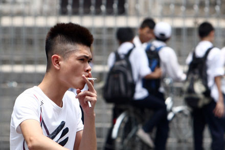 Những đứa trẻ tụ tập trước cửa Nhà thờ Lớn với điếu thuốc trên môi