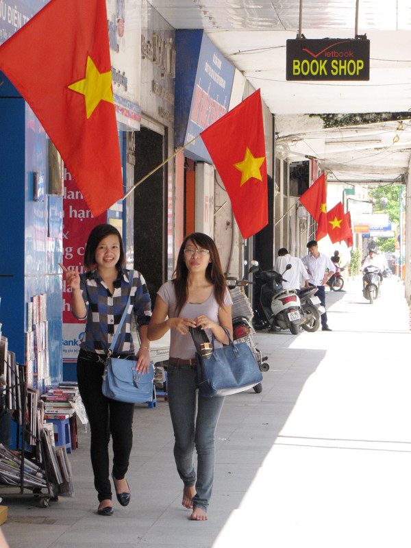 Đi dưới bóng cờ. Ảnh: Lãng Phong