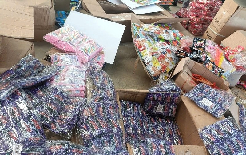 Hàng hoá là thực phẩm do nước ngoài sản xuất, không có hoá đơn chứng từ Hàng hoá là thực phẩm do nước ngoài sản xuất, không có hoá đơn chứng từ