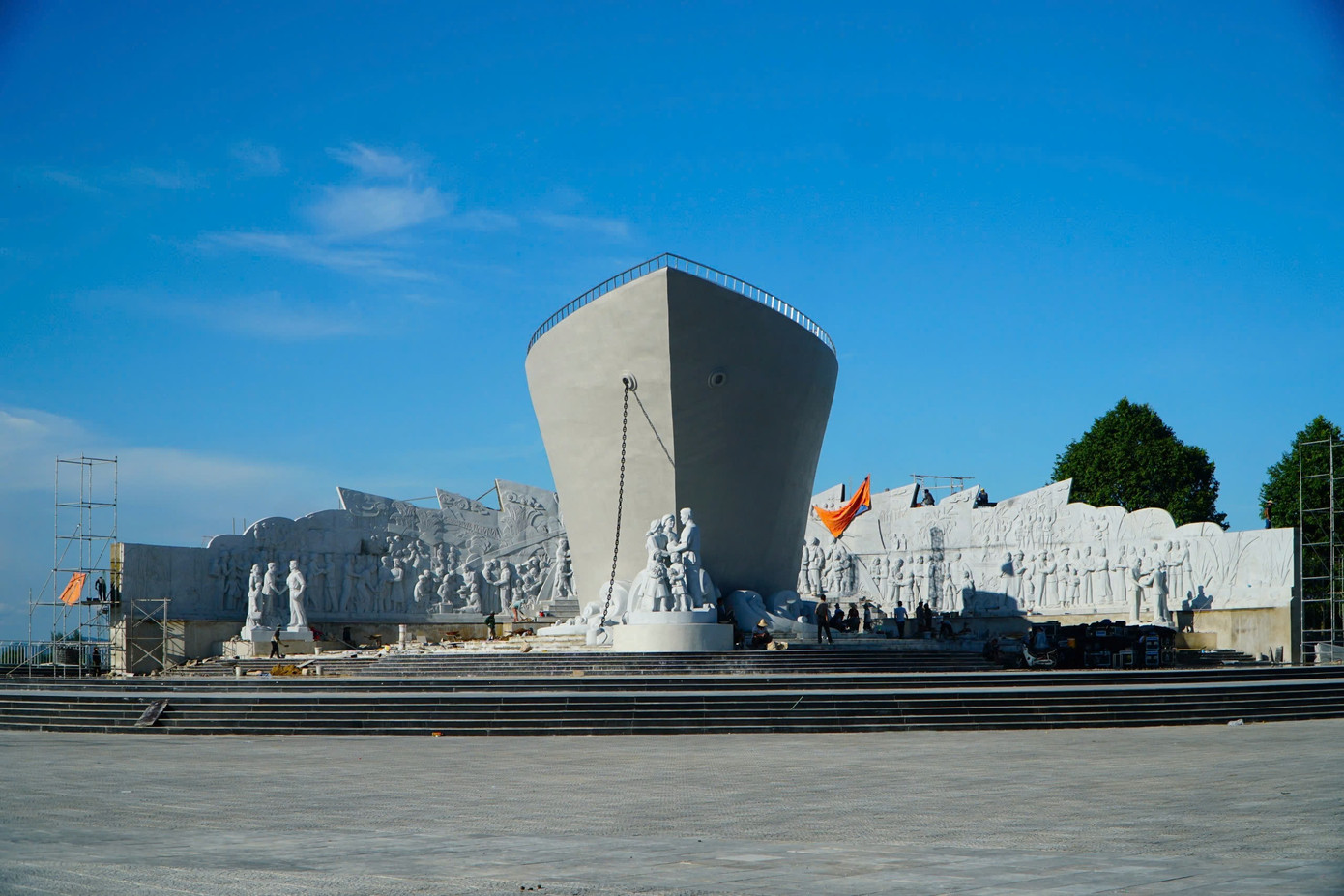 Tại dự án Khu lưu niệm đồng bào, cán bộ, chiến sĩ và học sinh miền Nam tập kết ra Bắc (phường Quảng Tiến, thành phố Sầm Sơn, Thanh Hóa), đơn vị thi công đang gấp rút hoàn thiện các hạng mục tượng đài "Con tàu tập kết ra Bắc". Theo thiết kế, con tàu được làm bằng chất liệu bê tông cốt thép, có bức phù điêu hình cánh cung được làm bằng đá khối granite. Ngoài ra, còn có kè chắn bảo vệ tượng đài và các hạng mục phụ trợ. Tại dự án Khu lưu niệm đồng bào, cán bộ, chiến sĩ và học sinh miền Nam tập kết ra Bắc (phường Quảng Tiến, thành phố Sầm Sơn, Thanh Hóa), đơn vị thi công đang gấp rút hoàn thiện các hạng mục tượng đài "Con tàu tập kết ra Bắc". Theo thiết kế, con tàu được làm bằng chất liệu bê tông cốt thép, có bức phù điêu hình cánh cung được làm bằng đá khối granite. Ngoài ra, còn có kè chắn bảo vệ tượng đài và các hạng mục phụ trợ.