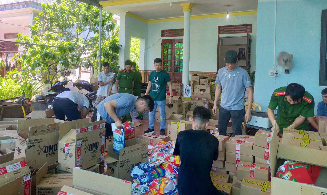 Khám xét Tổng kho Đông Hưng, Ban Chuyên án phát hiện lượng lớn nước giặt OMO đã được chia nhỏ, đóng gói. Khám xét Tổng kho Đông Hưng, Ban Chuyên án phát hiện lượng lớn nước giặt OMO đã được chia nhỏ, đóng gói.