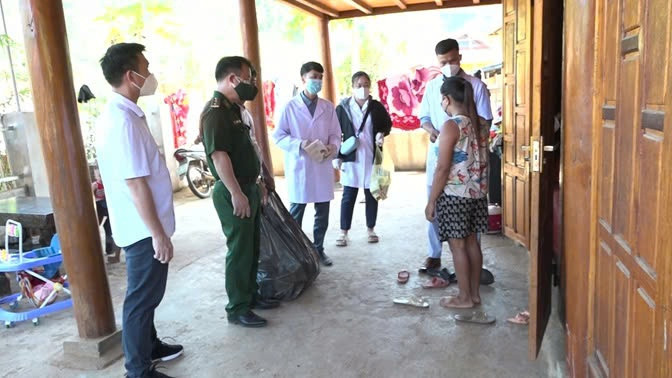 Lực lượng chức năng cấp phát thuốc cho người dân ở khu phố Đoàn Kết, thị trấn Mường Lát thời điểm phát dịch