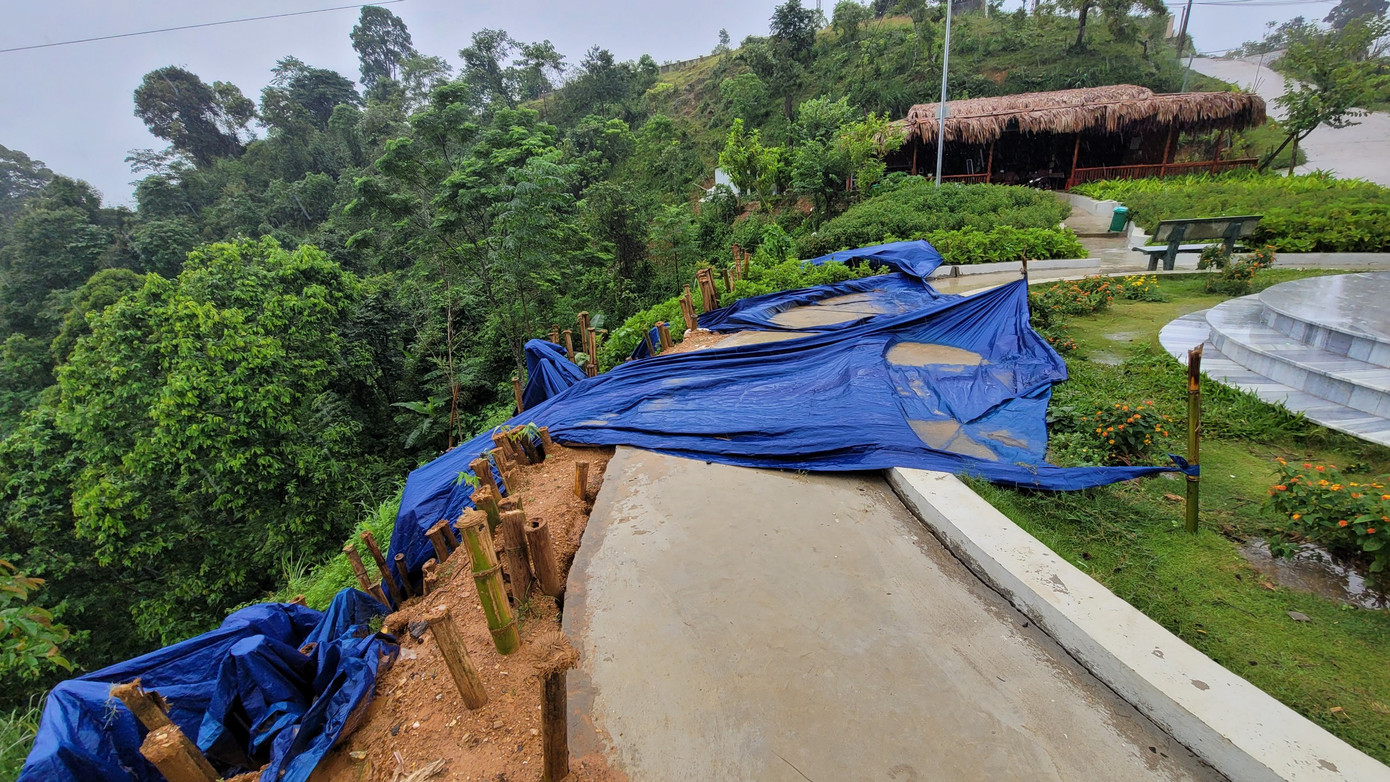 Mưa lớn kéo dài, gây sạt lở khuôn viên.
