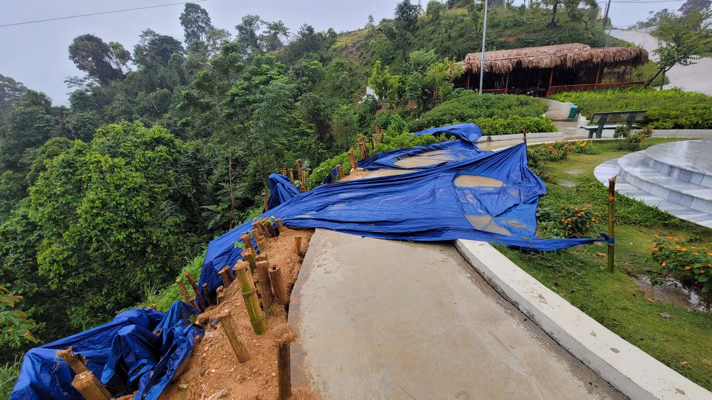Mưa lớn kéo dài, gây sạt lở khuôn viên.
