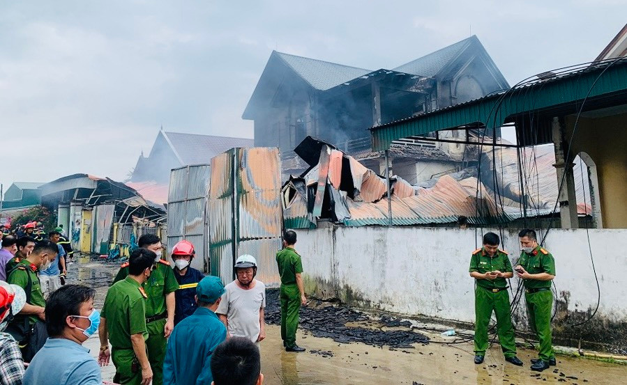 Vụ cháy được khống chế sau hơn 1h đồng hồ Vụ cháy được khống chế sau hơn 1h đồng hồ