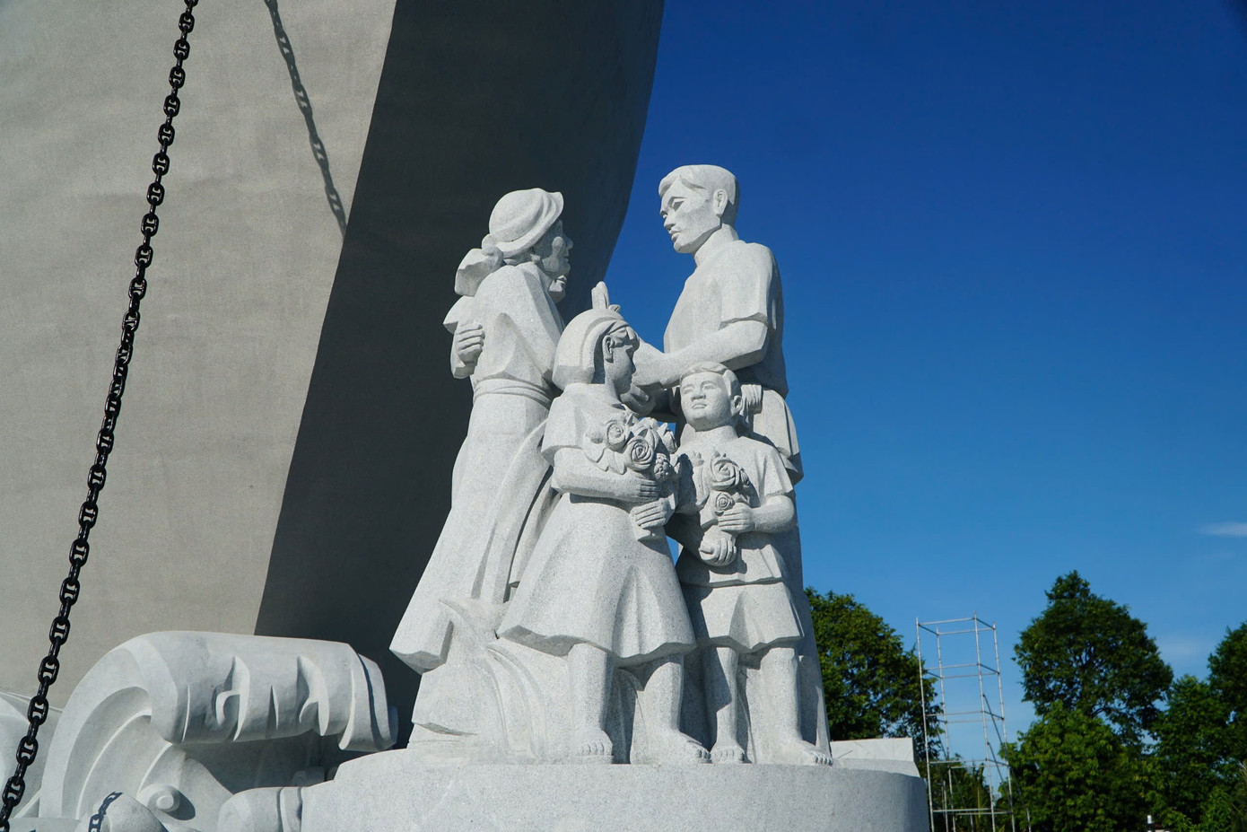 Tượng đài "Con tàu tập kết ra Bắc" thuộc phân khu A của dự án Khu lưu niệm đồng bào, cán bộ chiến sĩ và học sinh miền Nam tập kết ra Bắc. Công trình được đầu tư xây dựng từ tháng 8/2022, với kinh phí khoảng 80 tỷ đồng từ nguồn vốn ngân sách tỉnh Thanh Hóa và xã hội hóa. Tượng đài "Con tàu tập kết ra Bắc" thuộc phân khu A của dự án Khu lưu niệm đồng bào, cán bộ chiến sĩ và học sinh miền Nam tập kết ra Bắc. Công trình được đầu tư xây dựng từ tháng 8/2022, với kinh phí khoảng 80 tỷ đồng từ nguồn vốn ngân sách tỉnh Thanh Hóa và xã hội hóa.