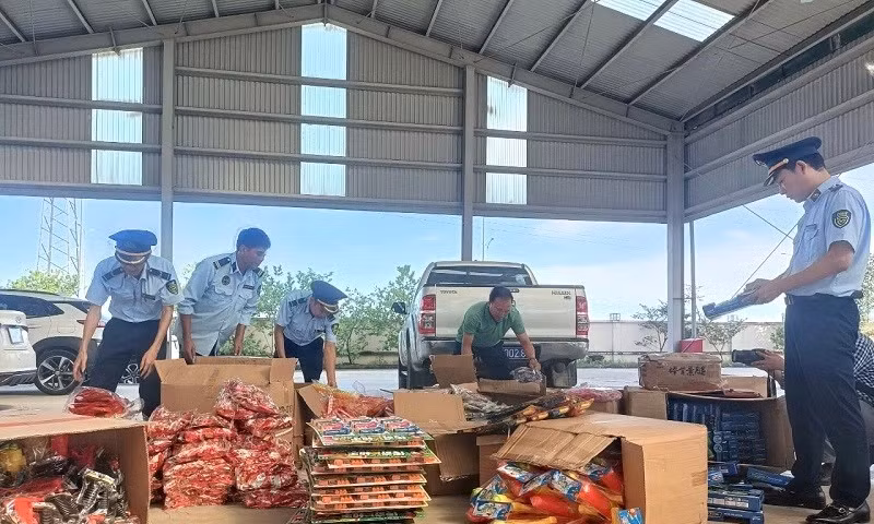 Chủ cửa hàng khai nhận số thực phẩm trên được vận chuyển về các cửa hàng tạp hoá để bán kiếm lời Chủ cửa hàng khai nhận số thực phẩm trên được vận chuyển về các cửa hàng tạp hoá để bán kiếm lời