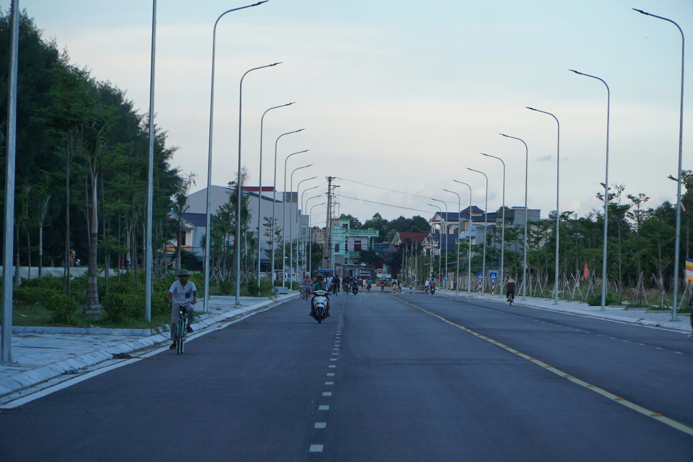 Ngoài tổ chức các cầu truyền hình trực tiếp với một số tỉnh, thành phố, tỉnh Thanh Hóa cũng sẽ tổ chức hội thảo khoa học và lễ kỷ niệm 70 năm đồng bào, cán bộ chiến sĩ miền Nam tập kết ra Bắc. Trong ảnh: Con đường nối từ đại lộ Nam sông Mã dài hơn 1km đến khu vực tượng đài đã được hoàn thiện. Ngoài tổ chức các cầu truyền hình trực tiếp với một số tỉnh, thành phố, tỉnh Thanh Hóa cũng sẽ tổ chức hội thảo khoa học và lễ kỷ niệm 70 năm đồng bào, cán bộ chiến sĩ miền Nam tập kết ra Bắc. Trong ảnh: Con đường nối từ đại lộ Nam sông Mã dài hơn 1km đến khu vực tượng đài đã được hoàn thiện.