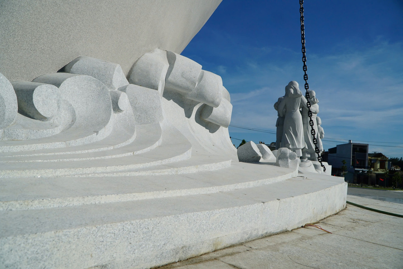 Phía trước con tàu được thiết kế các khối đá lớn, điêu khắc hình những cuộn sóng vỗ mạnh vào thân tàu. Phía trước con tàu được thiết kế các khối đá lớn, điêu khắc hình những cuộn sóng vỗ mạnh vào thân tàu.